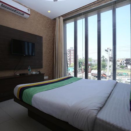 Hotel Pearl Grand & Banquet Zirakpur Zewnętrze zdjęcie