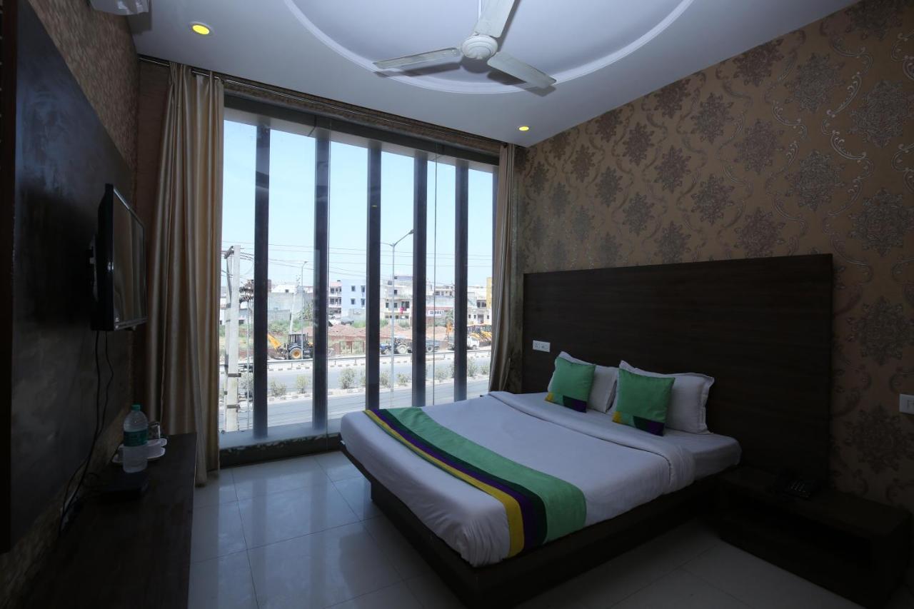 Hotel Pearl Grand & Banquet Zirakpur Zewnętrze zdjęcie